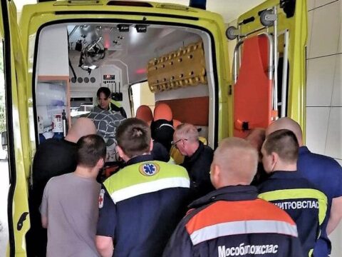 В Московской области для перевозки грузного пациента потребовалось 11 спасателей | Новости Московской области | Новости Подмосковья 