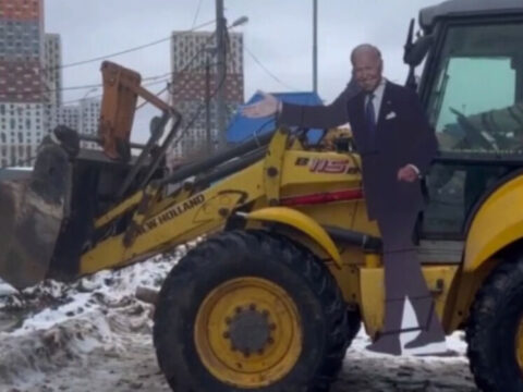 Байдена застали за уборкой снега на тракторе в Подмосковье | Новости Московской области | Новости Подмосковья 