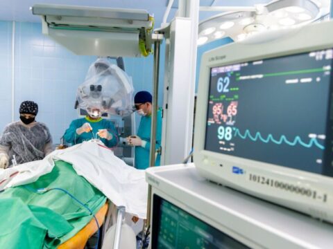 Подмосковные врачи спасли жизнь 72-летнему мужчине с опухолью мозга размером с яйцо | Новости Московской области | Новости Подмосковья 