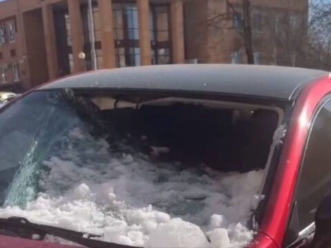 Глыба льда рухнула на автомобиль в Подмосковье | Новости Московской области | Новости Подмосковья 
