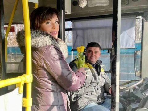 В Московской области водители автобусов презентовали дамам порядка двух тысяч цветов | Новости Московской области | Новости Подмосковья 