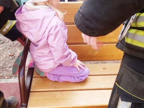 В Подмосковье пятилетняя барышня застряла ногой в городской скамейке | Новости Московской области | Новости Подмосковья 